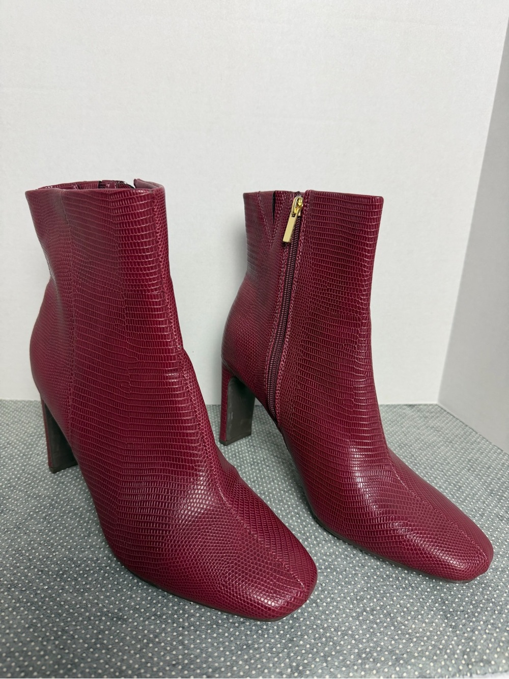 NWOT True comfort foam size 11 Women's Burgundy Textured Ankle Boots Zip Closure